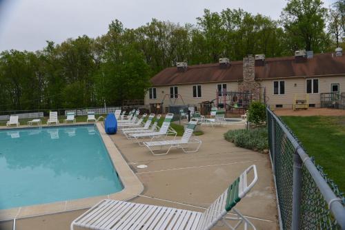 Swimming pool sa o malapit sa Appalachian Camping Resort Park Model 2