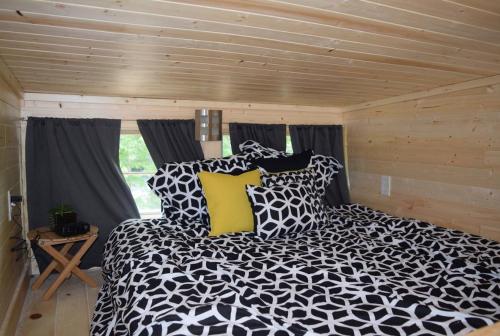 Tempat tidur dalam kamar di Tuxbury Pond Camping Resort Tiny House Henry