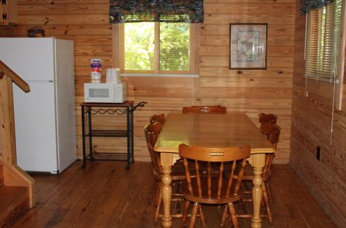 Galeriebild der Unterkunft Appalachian Camping Resort Log Home 6 in Shartlesville