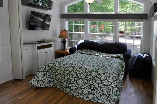 En eller flere senger på et rom på Tuxbury Pond Camping Resort Cottage