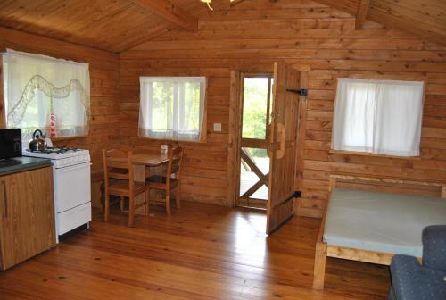 Kitchen o kitchenette sa Robin Hill Camping Resort One-Bedroom Cottage 8
