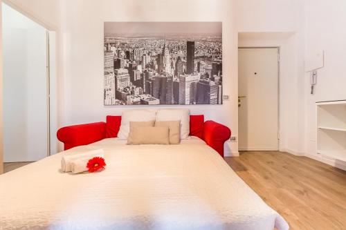 1 dormitorio con cama grande y sofá rojo en Alessia's Flat - Sarpi 3, en Milán