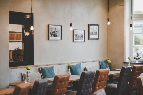 a dining room with a table and chairs at Altes Zollamt in Husum