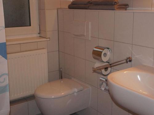 ヴィスマールにあるPeaceful Apartment in Wismar Germany near Beachのバスルーム(トイレ、洗面台付)