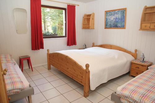 A bed or beds in a room at Ferienhaus am Maibüsch - rollstuhlgerecht