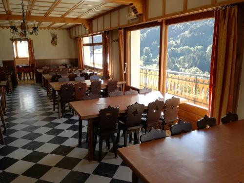 Chalet Les Cimesにあるレストランまたは飲食店