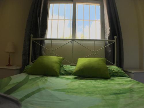 Een bed of bedden in een kamer bij Apartamentos Club del Mar San Juan Beach