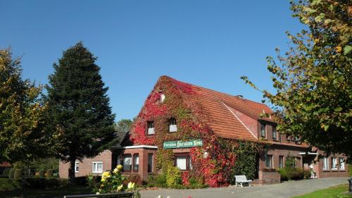 a building covered in ivy at Gästehaus Zur alten Post in Dornumersiel