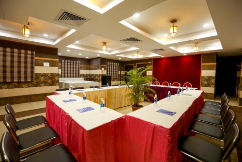 a conference room with a long table and chairs at Hotel Abi's Inn in Thanjāvūr