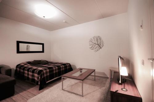 レヴィにあるLevillas Skimbaajankuja 6 as3のベッドルーム1室(ベッド1台、テーブル、ソファ付)