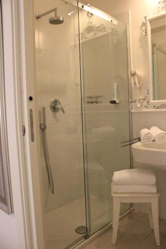 a shower with a glass door in a bathroom at Punto 41 in Peschiera del Garda