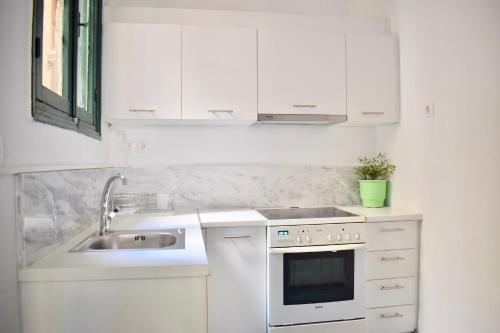 Central 2-Bedroom Apartment with Rooftop Access! EP9G