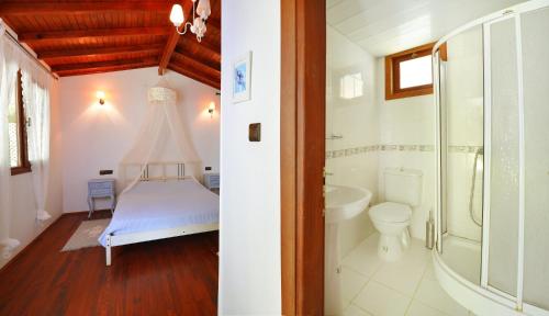 a bathroom with a bed and a bathroom with a toilet at Narcicegi Hotel in Cıralı