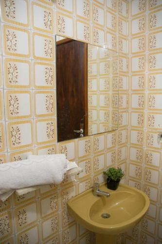 a bathroom with a sink and a mirror at Coesa Hoteis in Casa Branca