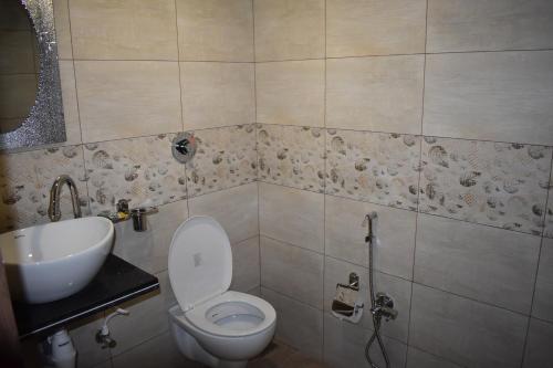 Een badkamer bij Hotel Shyam Palace