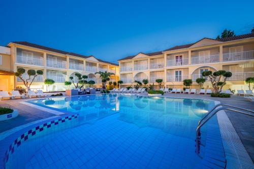 een groot zwembad voor een hotel bij Filoxenia Hotel Zakynthos in Tsilivi