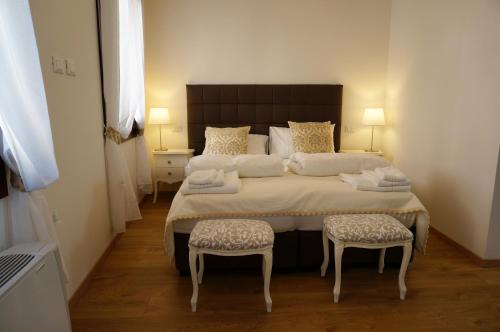 a bedroom with a large bed with two chairs at B&B HORTUS in Venice