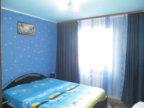 トゥルグ・ムレシュにあるApartament Daniの青い壁のベッドルーム1室