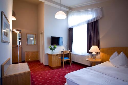 Un pat sau paturi într-o cameră la Hotel Das Kleine Ritz