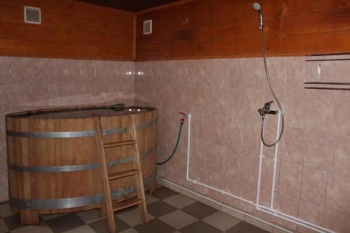 アレクサンドロフにあるMini-hotel Ostrovの木製の樽を使用した客室内のシャワー