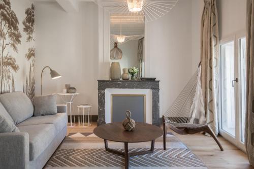 a living room with a couch and a fireplace at Villa Reale in Bordeaux