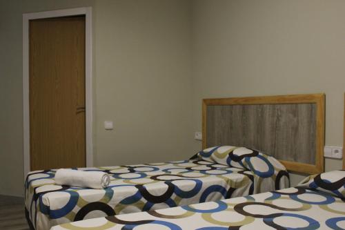 two beds sitting next to each other in a room at L'Hostalet d'Arenys de Mar in Arenys de Mar