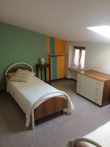 コラ・ディ・ラツィーゼにあるDai Stefaniのベッドルーム1室(ベッド1台、ドレッサー、窓付)