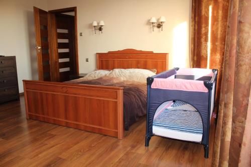 1 dormitorio con 1 cama y 1 silla en Apartament Vincent Metro, en Varsovia