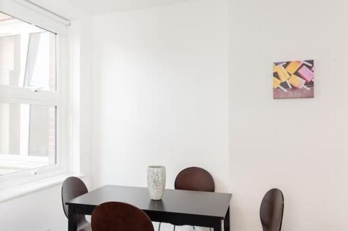 ein Esszimmer mit einem Tisch und Stühlen in der Unterkunft Kennington Apartment 1/Apartment in London