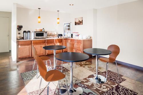 Køkken eller tekøkken på Knights Inn Jacksonville