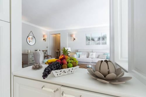 a kitchen with a bowl of fruit on a counter at Le Corot in Beaulieu-sur-Mer