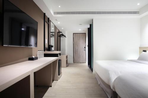 Postel nebo postele na pokoji v ubytování KEEBE Hotel