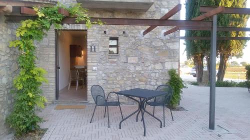 a table and chairs in front of a building at Giotto Country House & Spa in Assisi