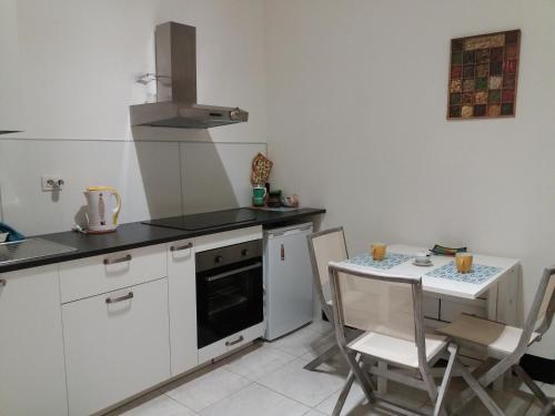 基亞瓦里的住宿－Residenza dell'Orto，厨房配有炉灶和桌椅