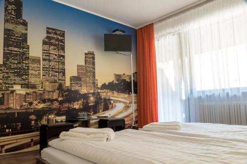 1 dormitorio con 2 camas y ventana grande en Schwanen Resort, en Baiersbronn