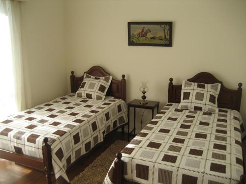 dos camas sentadas una al lado de la otra en un dormitorio en Yourpenthouseinmadeira en Funchal