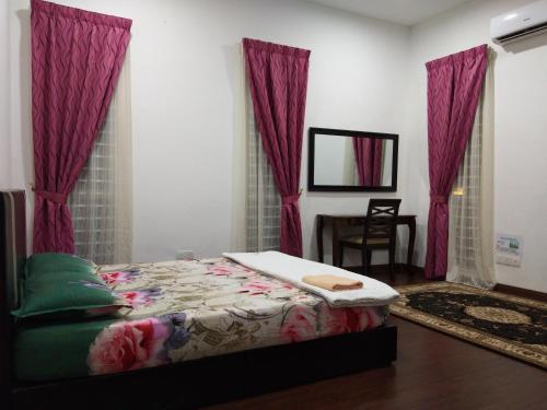 1 dormitorio con 1 cama con cortinas moradas y silla en Masayu Putrajaya Homestay, en Putrajaya