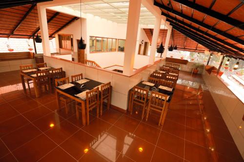 een bovenaanzicht van een restaurant met tafels en stoelen bij Roses Inn Fortkochi in Cochin