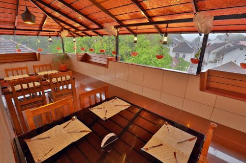 een bovenaanzicht van een restaurant met een tafel en stoelen bij Roses Inn Fortkochi in Cochin