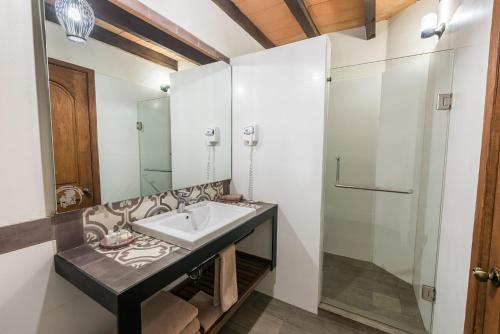 W łazience znajduje się umywalka i prysznic. w obiekcie Hotel Abadia Tradicional w mieście Guanajuato