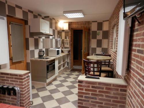 Kuchyň nebo kuchyňský kout v ubytování Hotel du Gambrinus