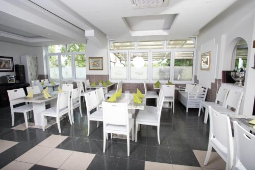 Apartments O Sole Mio tesisinde bir restoran veya yemek mekanı