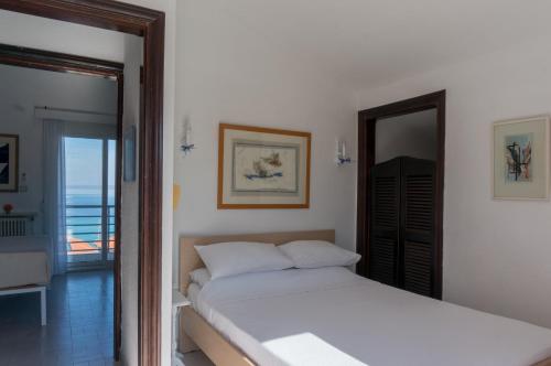 una camera con letto e vista sull'oceano di Blue Horizon 1 in Chalkidiki a Hanioti