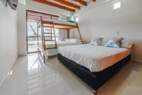 een slaapkamer met een bed en een groot raam bij Edificio Bay Point Apartamento 403 in San Andrés