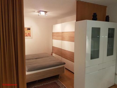 トートモースにあるFerienwohnung Schwarzの小さなベッドルーム(ベッド1台、キャビネット付)