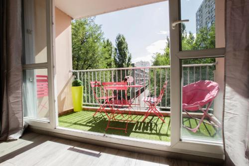 un balcon avec une table et des chaises sur une terrasse dans l'établissement Le Célestay, à Villeurbanne