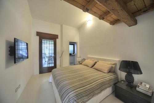 una camera da letto con un letto con una lampada e una finestra di Villa Manziana a Manziana