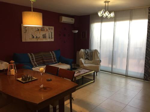 - un salon avec une table et un canapé dans l'établissement Casa Vega, à Sobradiel