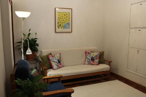 a living room with a couch and a lamp at Mary's House in Carnaxide