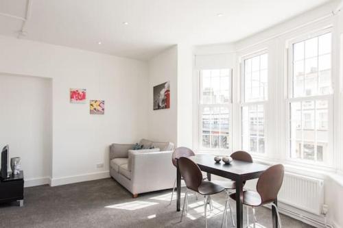 ロンドンにあるKennington Apartment A/Apartmentのリビングルーム(テーブル、椅子、ソファ付)